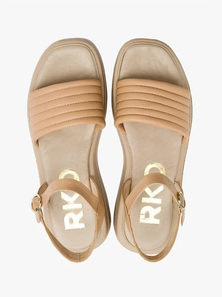 Beigefarbene Sandalen mit goldener Schnalle