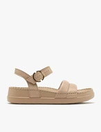 Cremefarbene Sandalen mit goldener Schnalle
