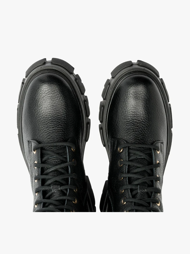 Schwarze Baggerstiefel mit leichtem Boden