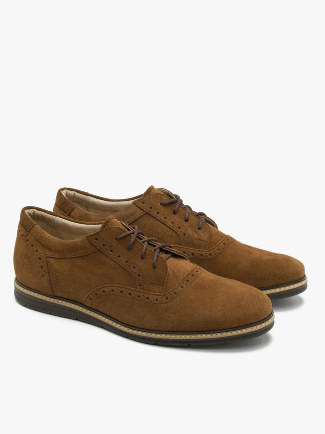 Braune Halbschuhe mit Perforationen auf dem Schaft