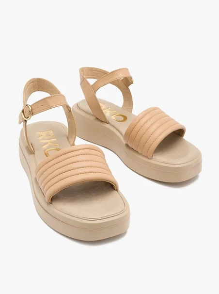Beigefarbene Sandalen mit goldener Schnalle