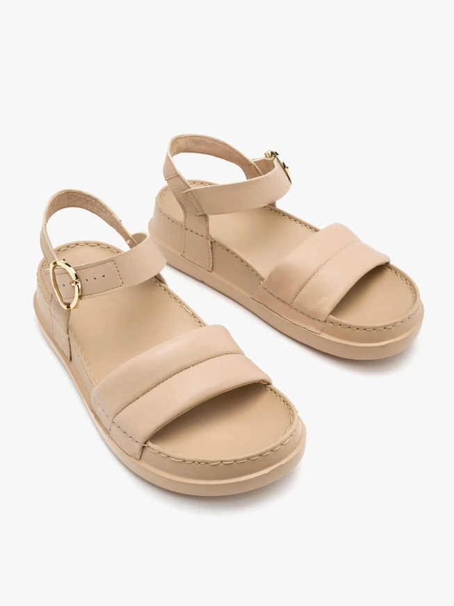 Cremefarbene Sandalen mit goldener Schnalle