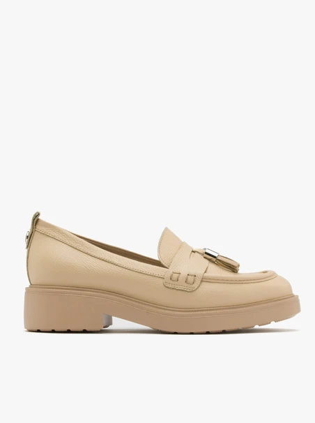 Beige loafers with tassels