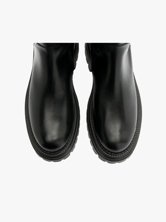Schwarze Stiefel mit schmalem Schaft