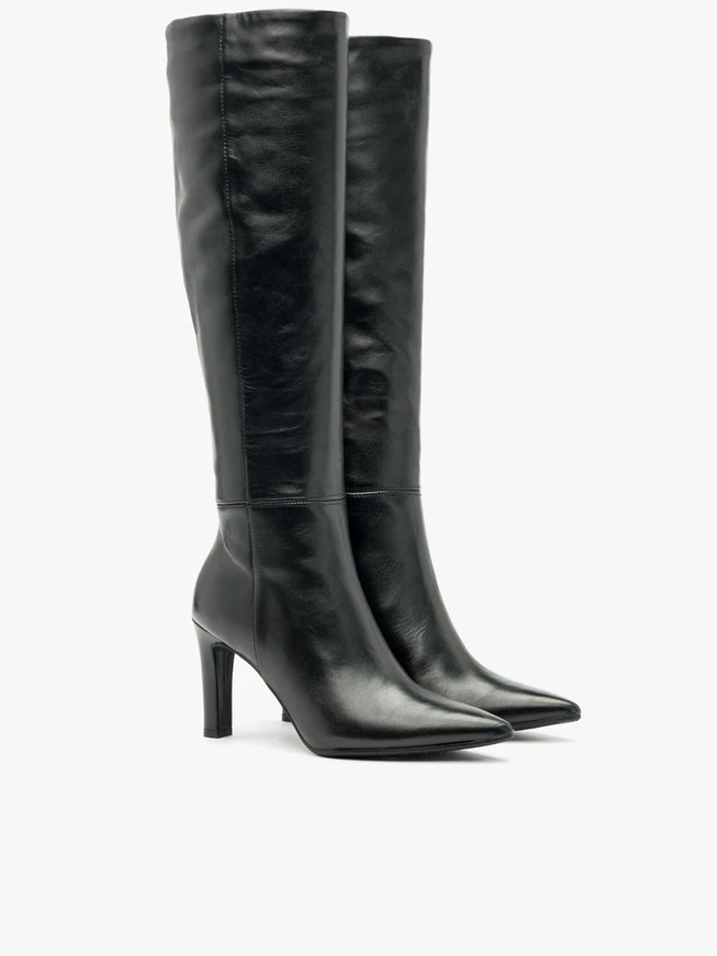 Schwarze hochhackige Stiefel