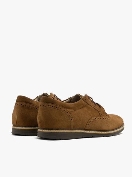 Braune Halbschuhe mit Perforationen auf dem Schaft