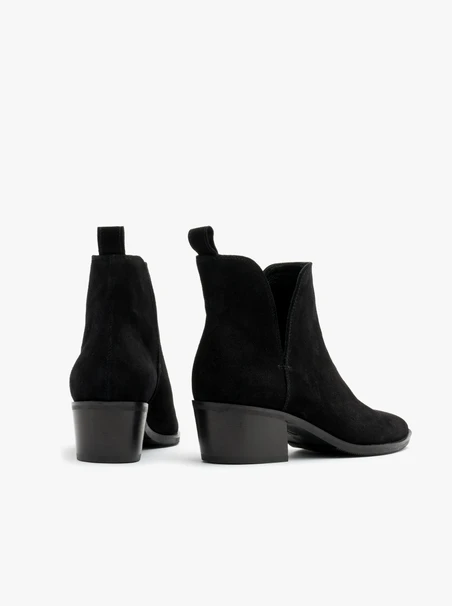 Schwarze Stiefel mit niedrigen Absätzen
