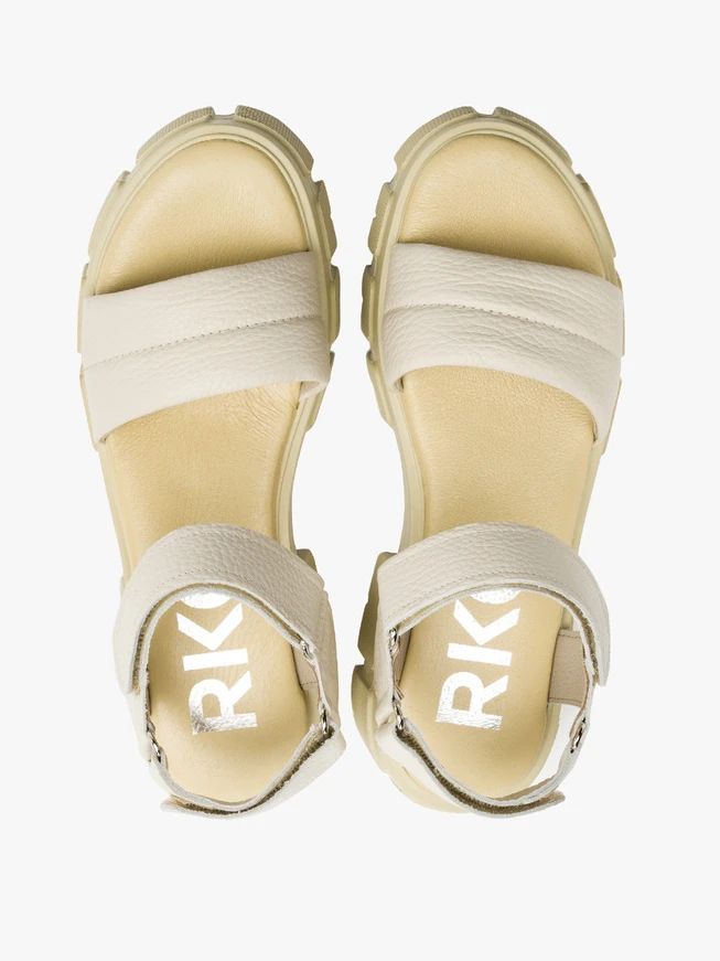 Cremefarbene Sandalen auf leichtem Grund