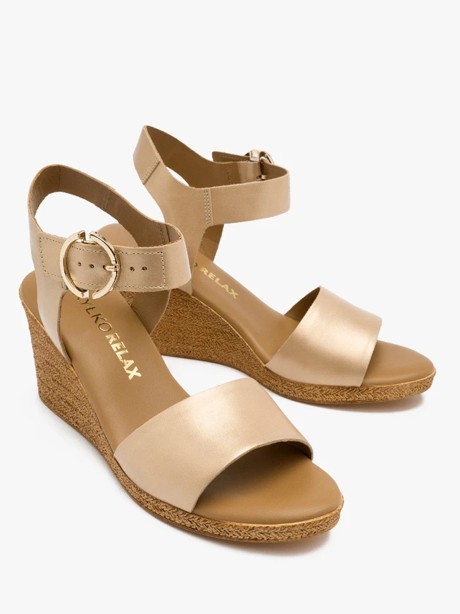Goldene Plateausandalen