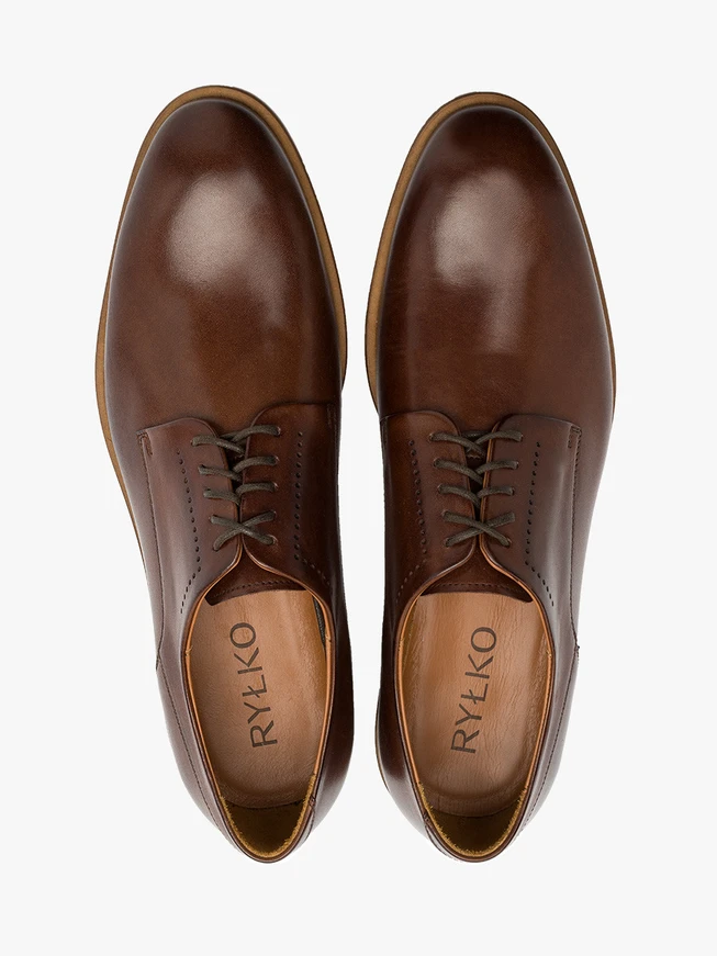 Braune Halbschuhe mit dekorativem Schaft