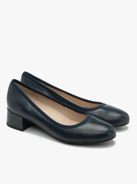 Marineblaue niedrighackige Pumps