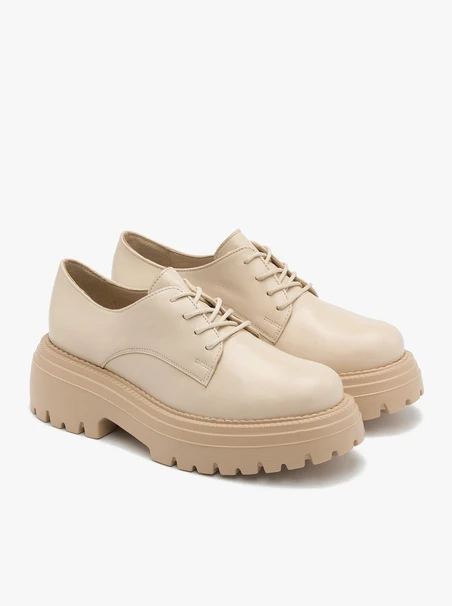 Cremefarbene Halbschuhe auf leichter Sohle