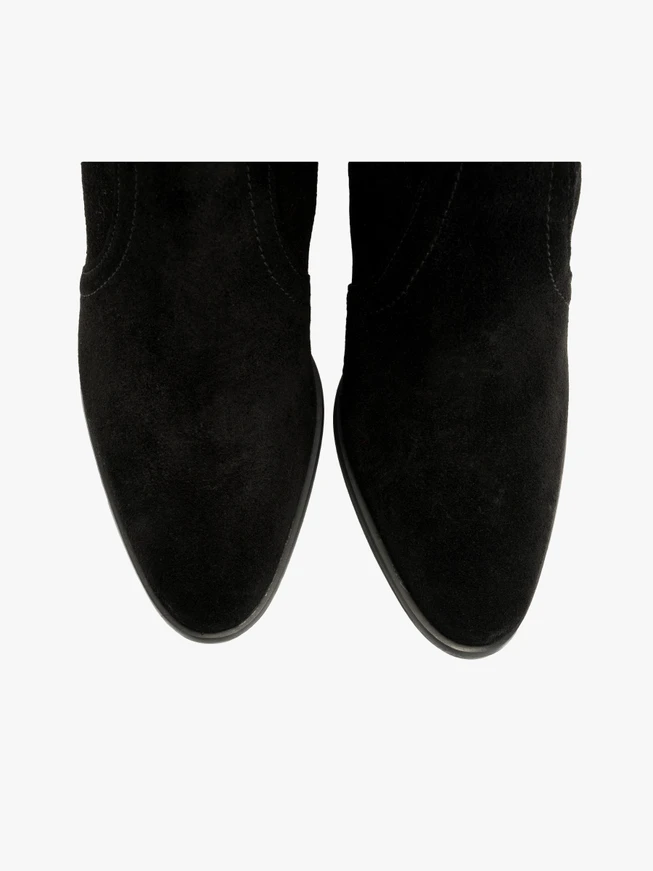 Schwarze Stiefel mit hohem Absatz