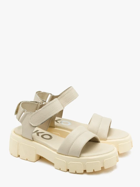 Cremefarbene Sandalen mit leichter Sohle