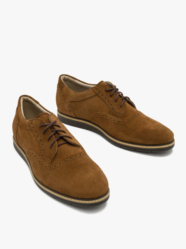 Braune Halbschuhe mit Perforationen auf dem Schaft