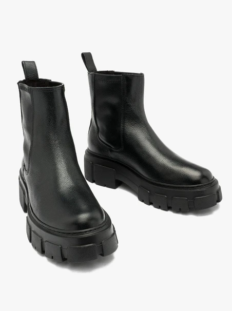 Schwarze Hausschuhe mit klobiger Sohle