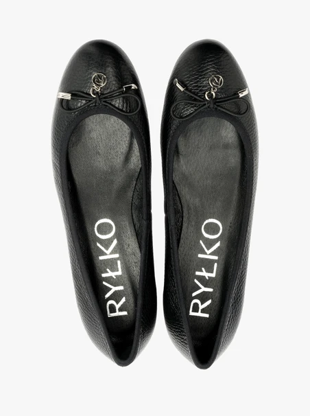 Black ballerinas with bow