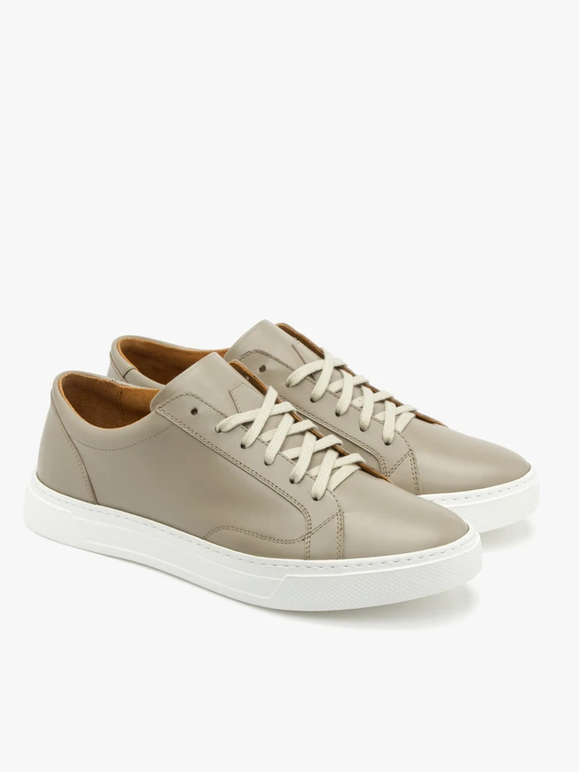 Graue Sportschuhe