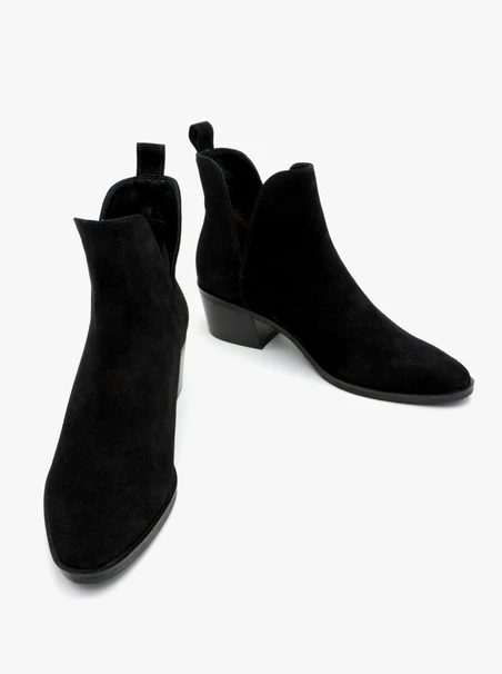 Schwarze Stiefel mit niedrigen Absätzen