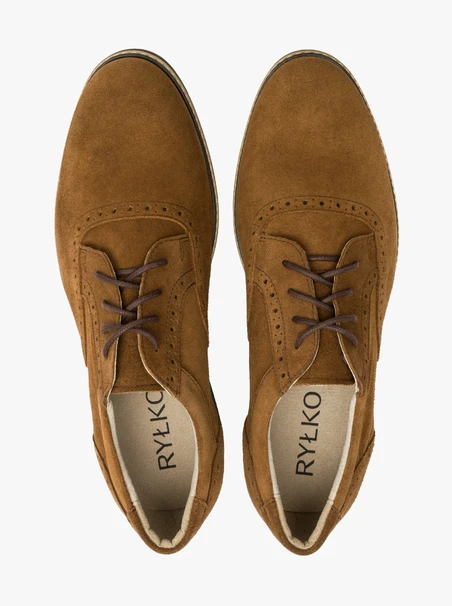 Braune Halbschuhe mit Perforationen auf dem Schaft