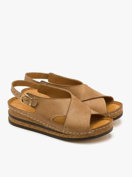 Beigefarbene Plateausandalen
