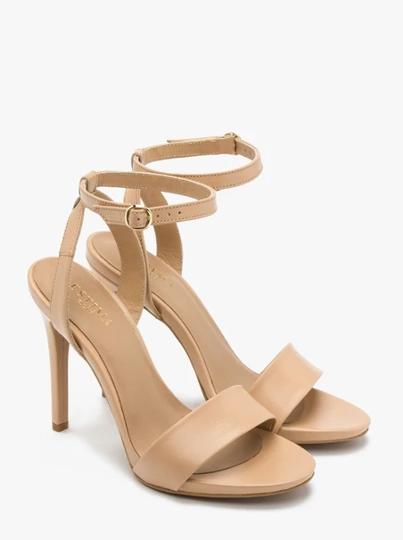 Beigefarbene hohe Stiletto-Sandalen