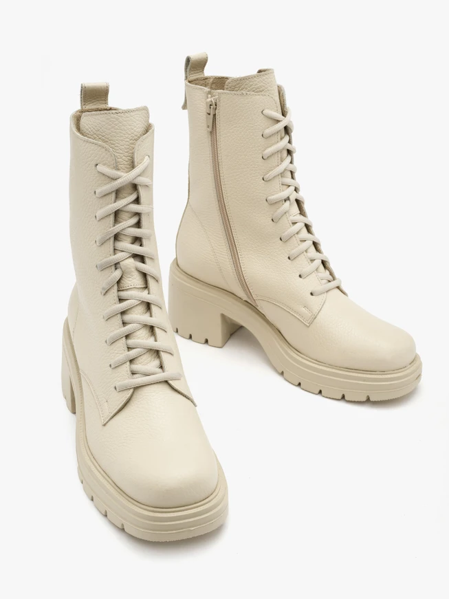 Cremefarbene Damenstiefel