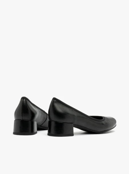 Schwarze niedrighackige Pumps