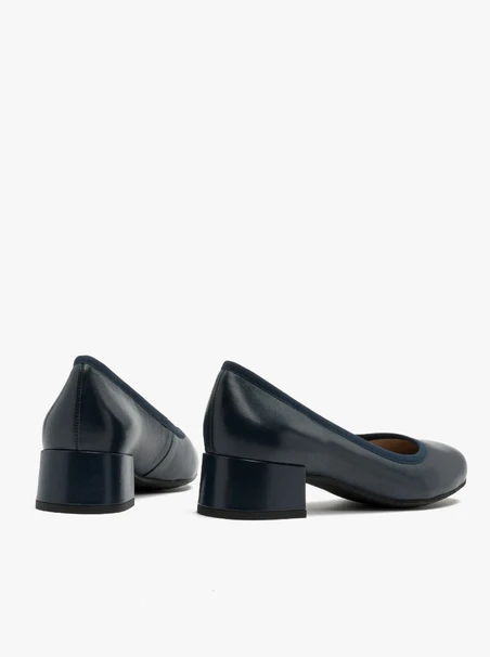 Marineblaue niedrighackige Pumps