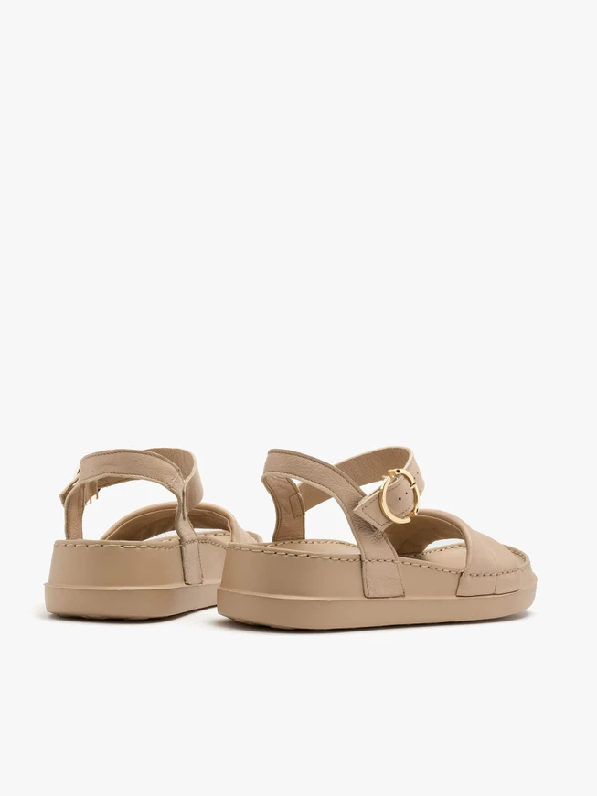 Cremefarbene Sandalen mit goldener Schnalle