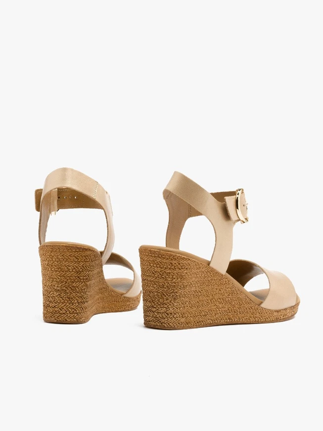 Goldene Plateausandalen