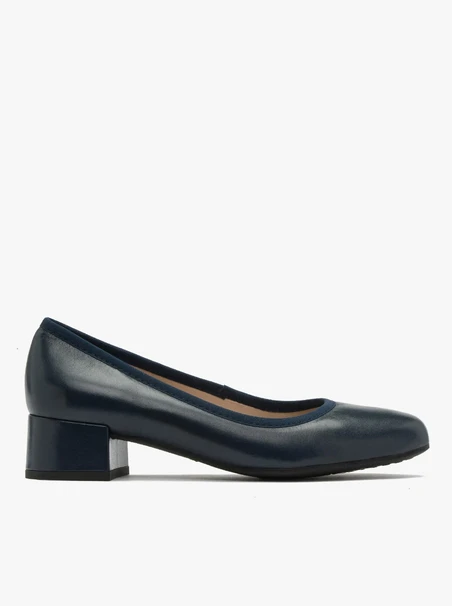 Marineblaue niedrighackige Pumps