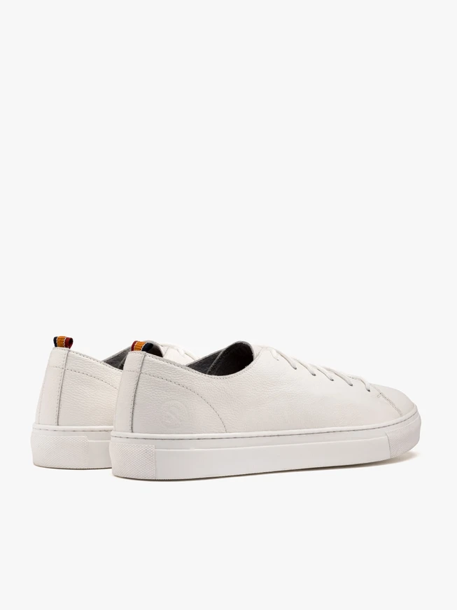 Weiße Sportschuhe