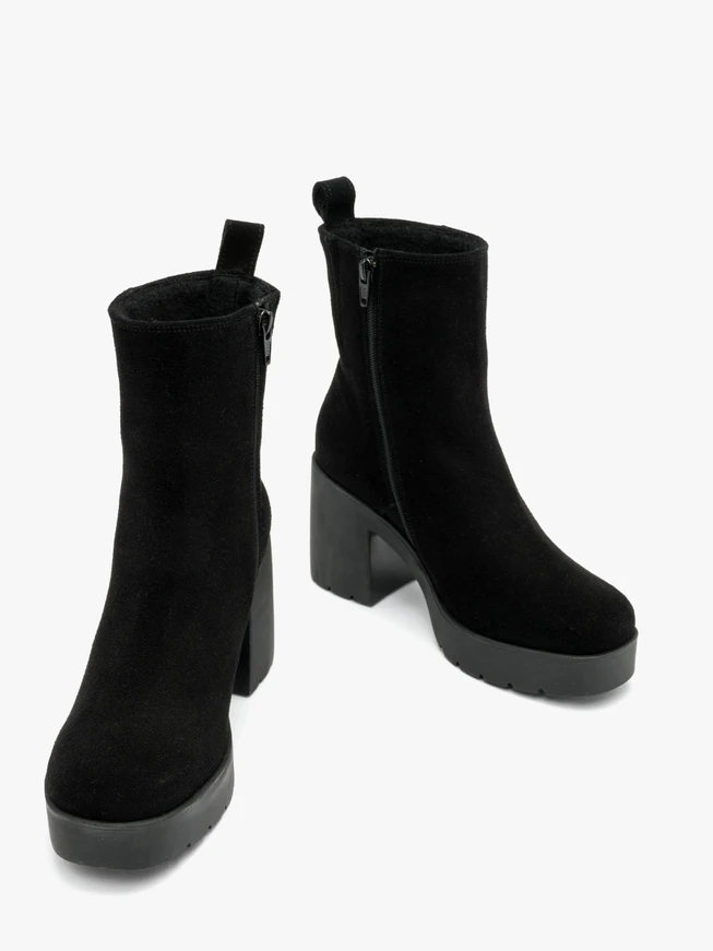Schwarze Stiefel mit hohem Absatz