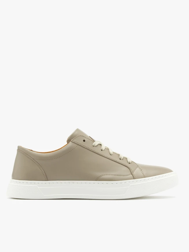 Graue Sportschuhe