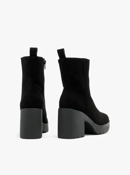 Schwarze Stiefel mit hohem Absatz