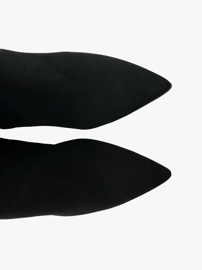 Black knee boots with stretch shaft