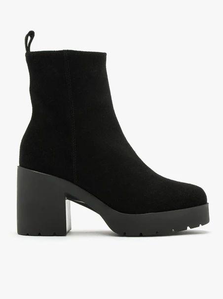 Schwarze Stiefel mit hohem Absatz