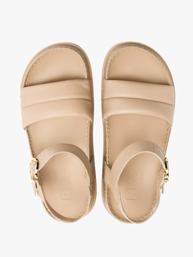 Cremefarbene Sandalen mit goldener Schnalle