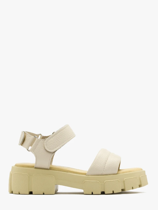Cremefarbene Sandalen auf leichtem Grund