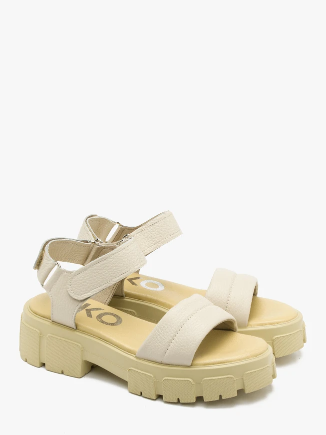 Cremefarbene Sandalen auf leichtem Grund