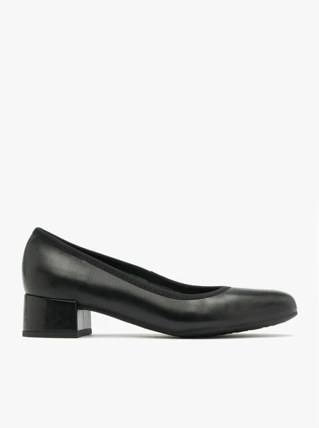 Schwarze niedrighackige Pumps
