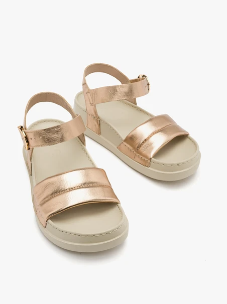 Platin-Sandalen mit goldener Schnalle