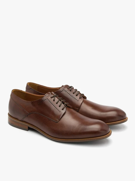 Braune Halbschuhe mit dekorativem Schaft