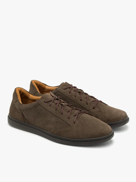 Braune Halbschuhe mit Perforationen auf dem Schaft