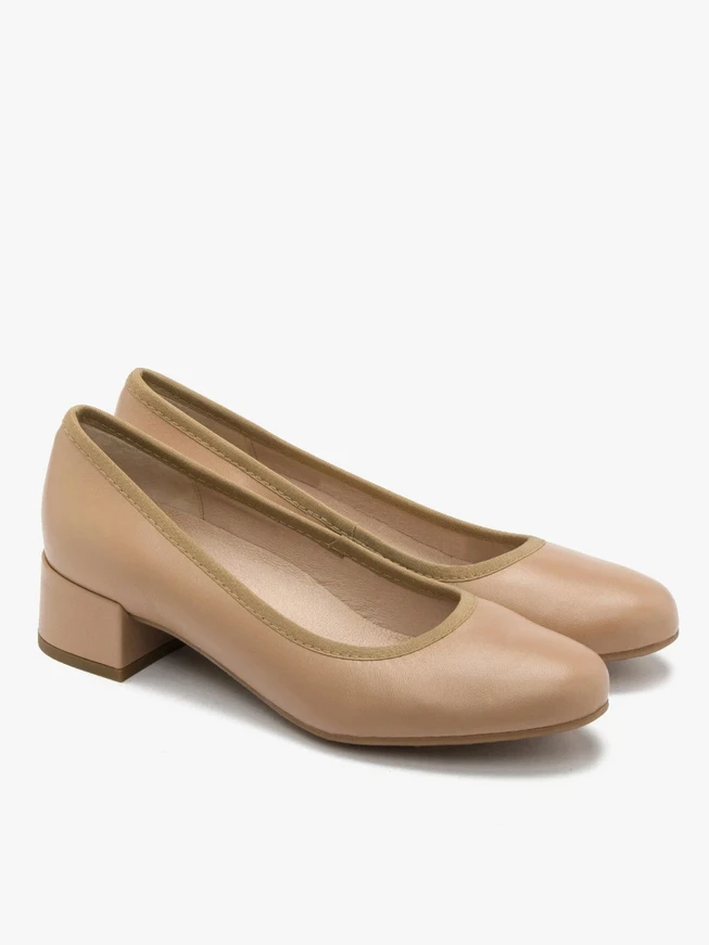 Beige low-heel pumps