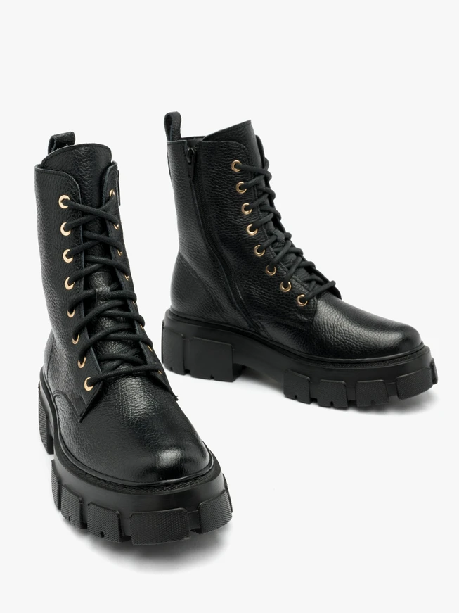 Schwarze Baggerstiefel mit leichtem Boden