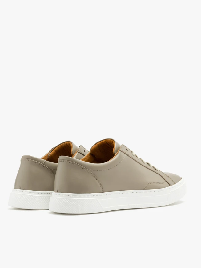 Graue Sportschuhe