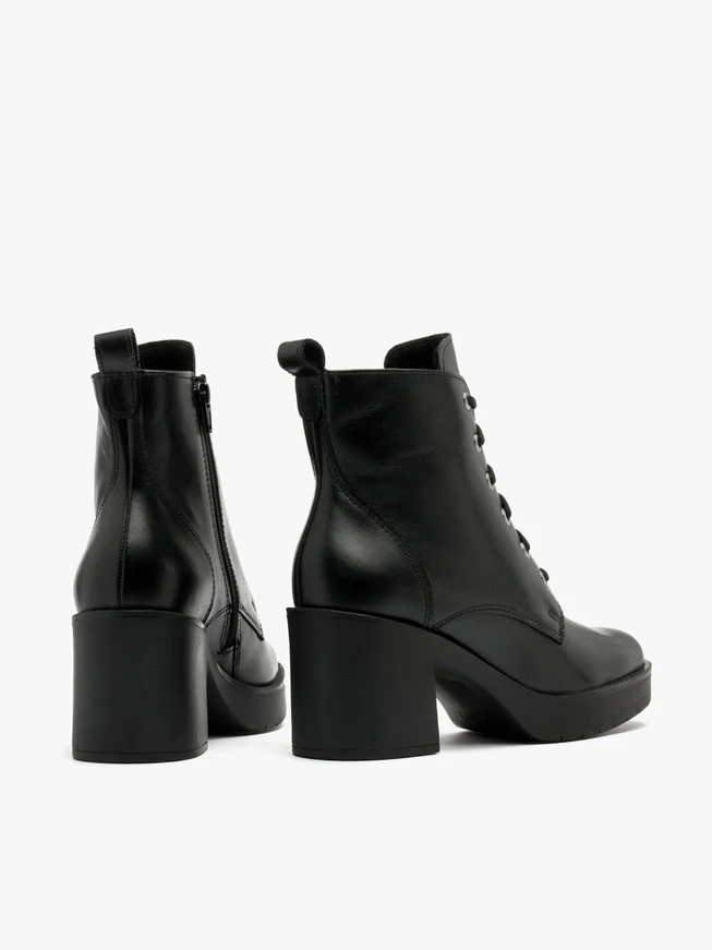 Schwarze Damenstiefel mit festem Boden