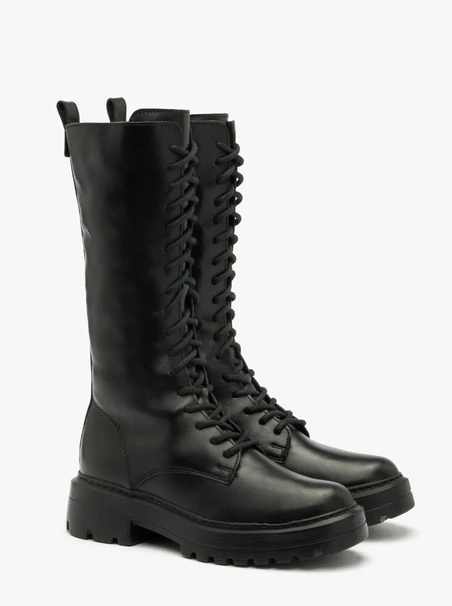 Hohe schwarze Stiefel, isoliert mit natürlichem Schafsfell